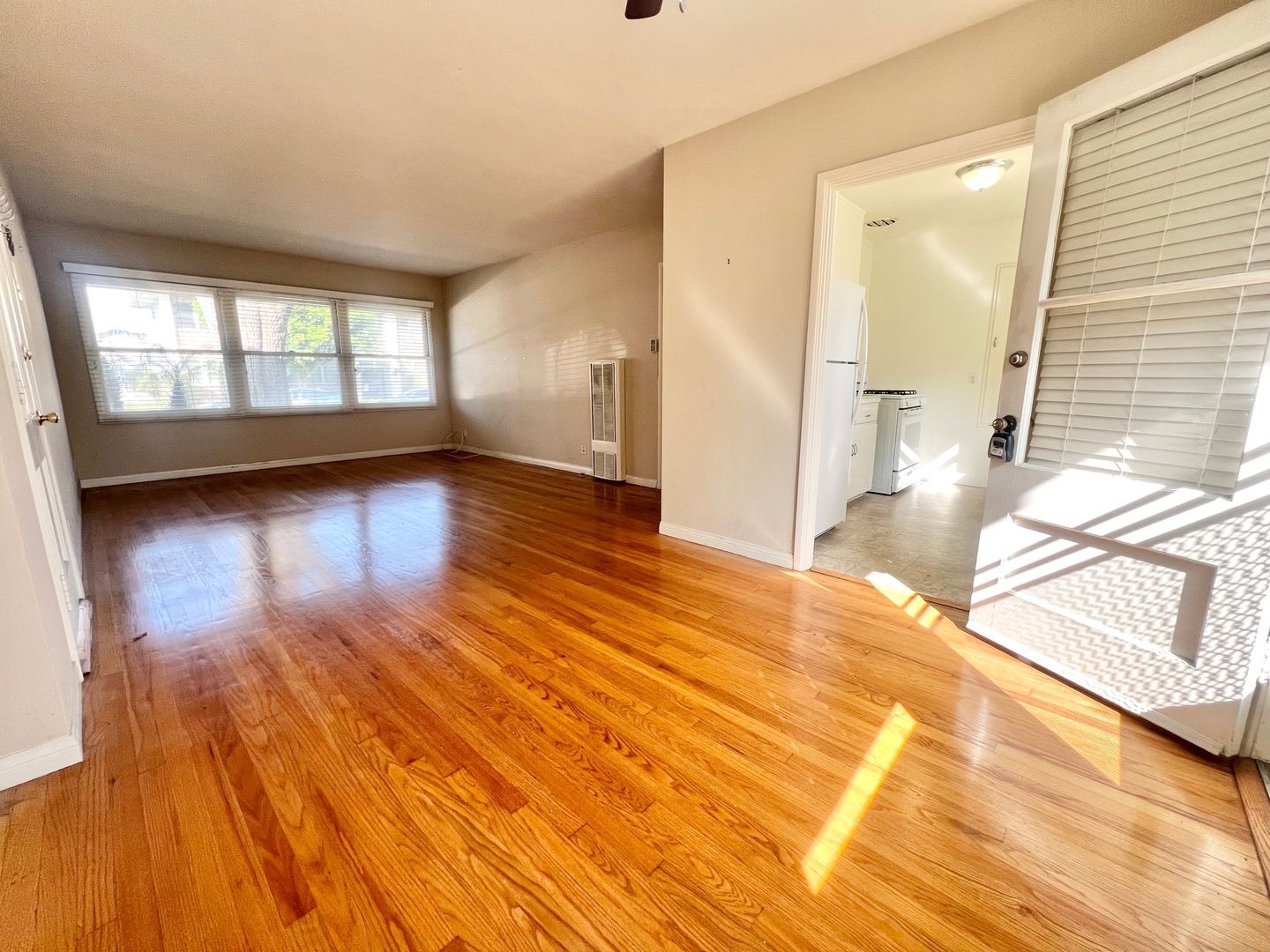 Long Beach Apartment: 5285 E. Anaheim Road