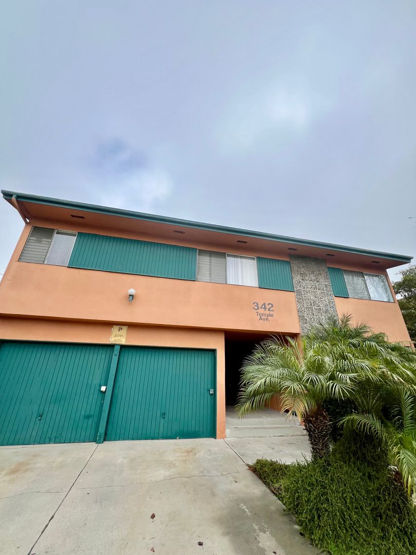Long Beach Apartment: 342 Temple Ave