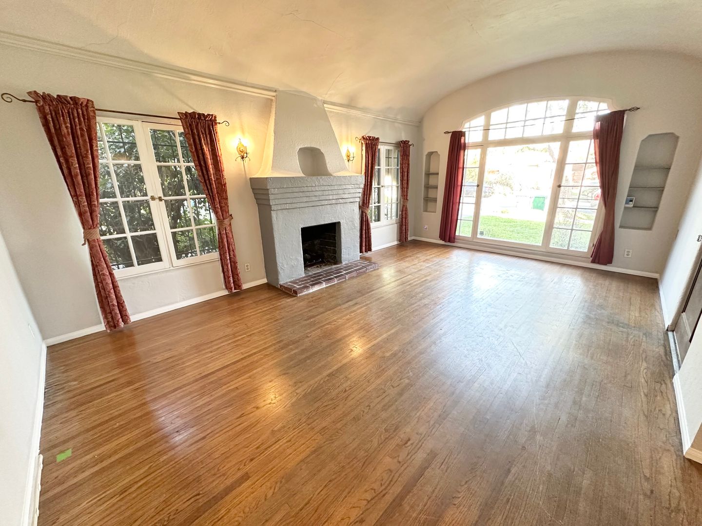 Long Beach House: 2041 Eucalyptus Ave