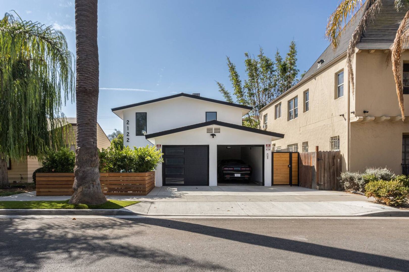 Long Beach Apartment: 2122 E 6th St