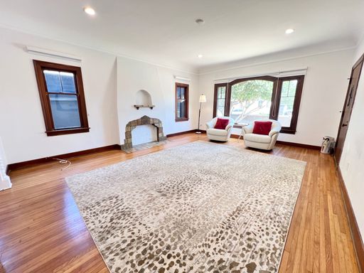 Belmont Shore Two-Story Home in Belmont Heights | Oversized Bedrooms + Designer Kitchen – photo 1