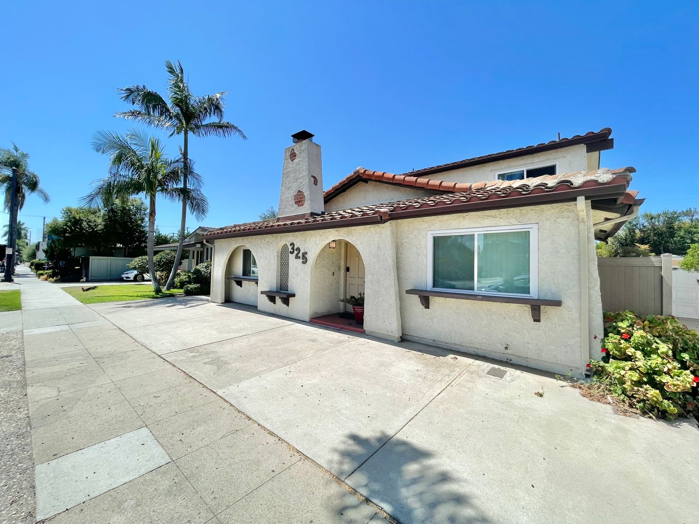 Long Beach Apartment: 325 Redondo Ave