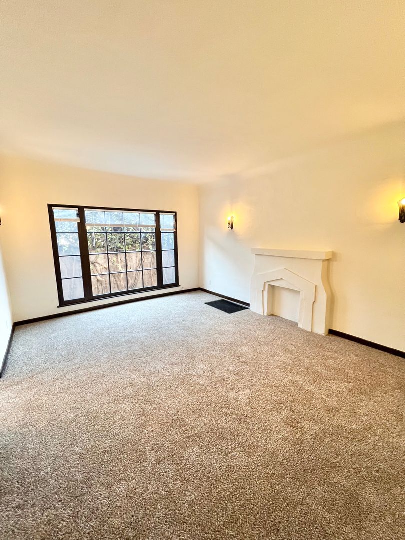 Long Beach Apartment: 658 Temple Ave