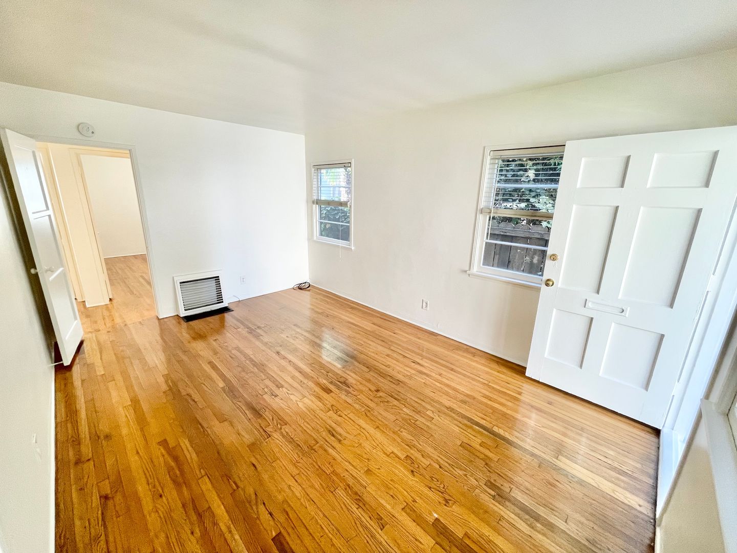 Long Beach Apartment: 1218 1/2 E 1st St