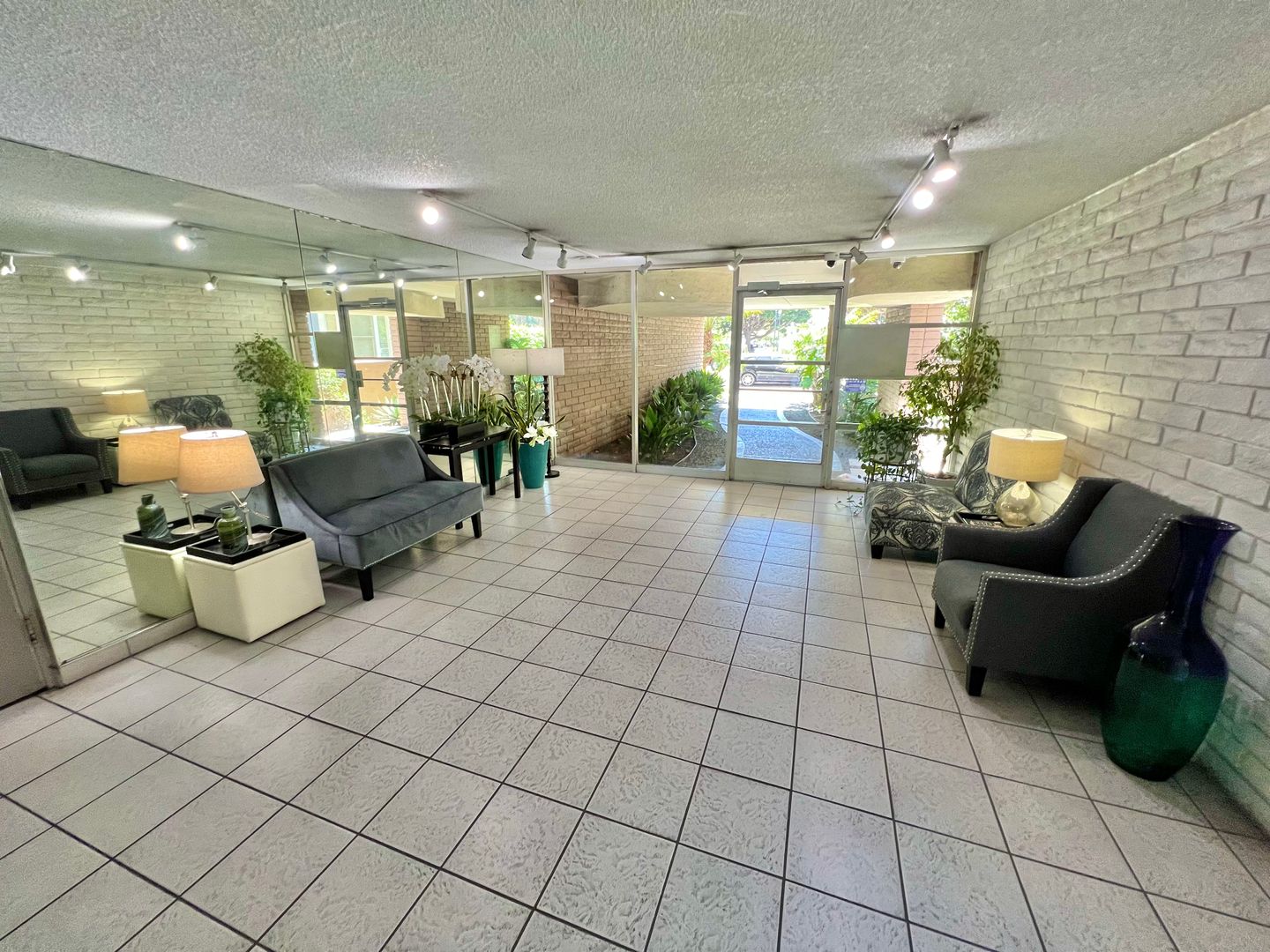 Long Beach Condo: 2055 E Broadway #206