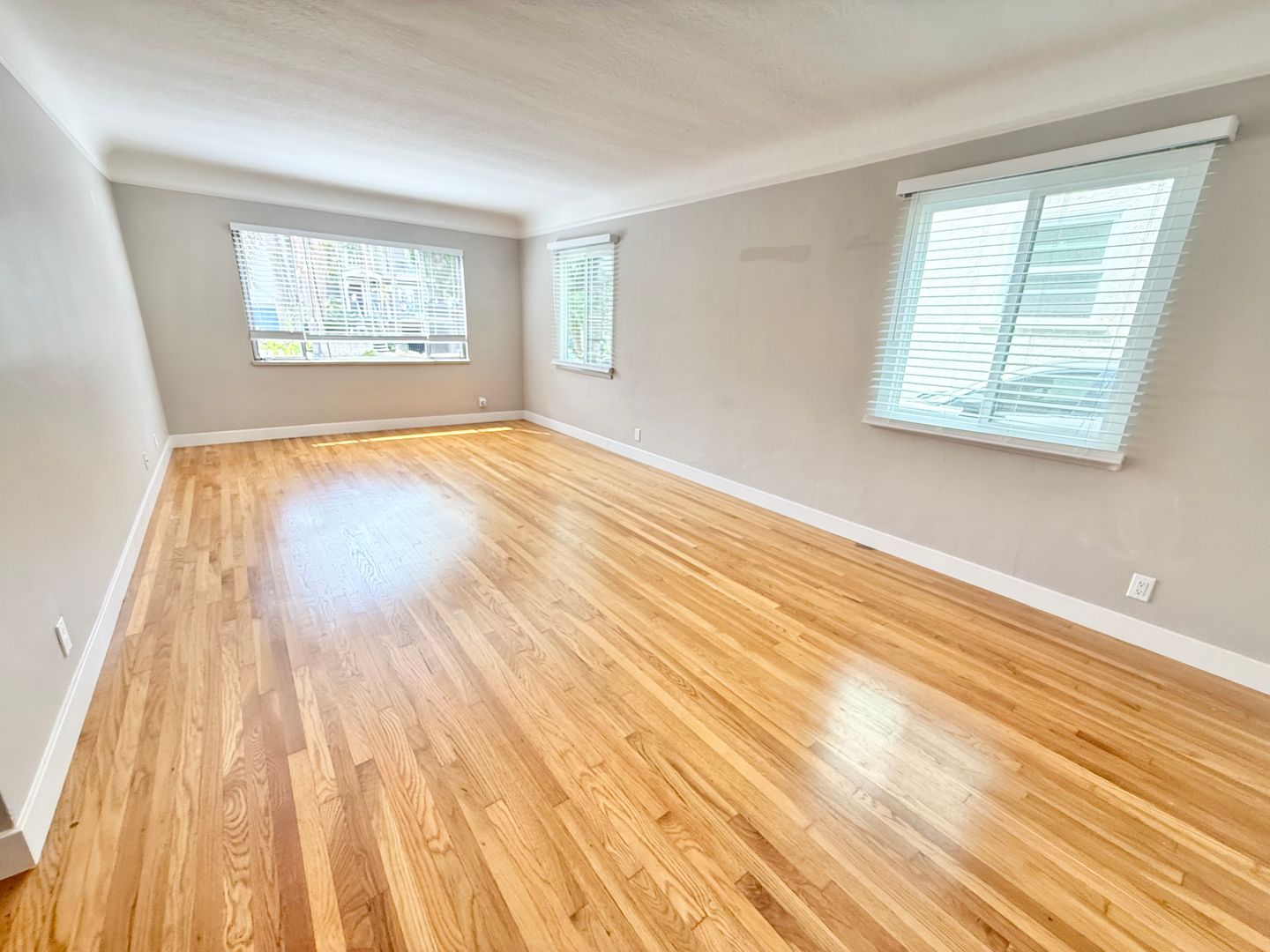 Long Beach Apartment: 106 Mira Mar Ave