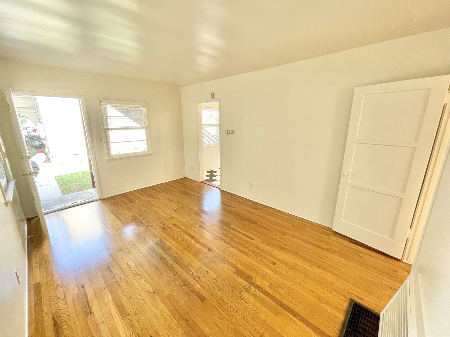 Long Beach Apartment: 1218 1/2 E 1st St