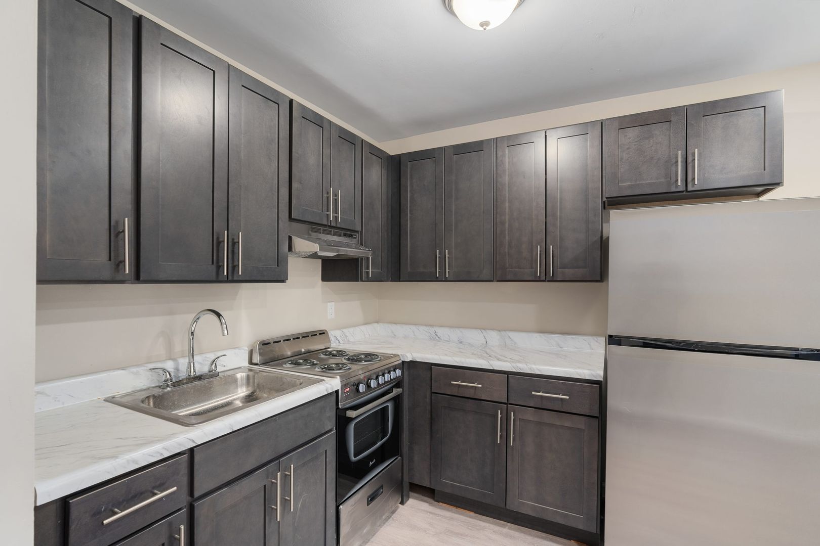 Washington Apartment: 7 Railroad Ave