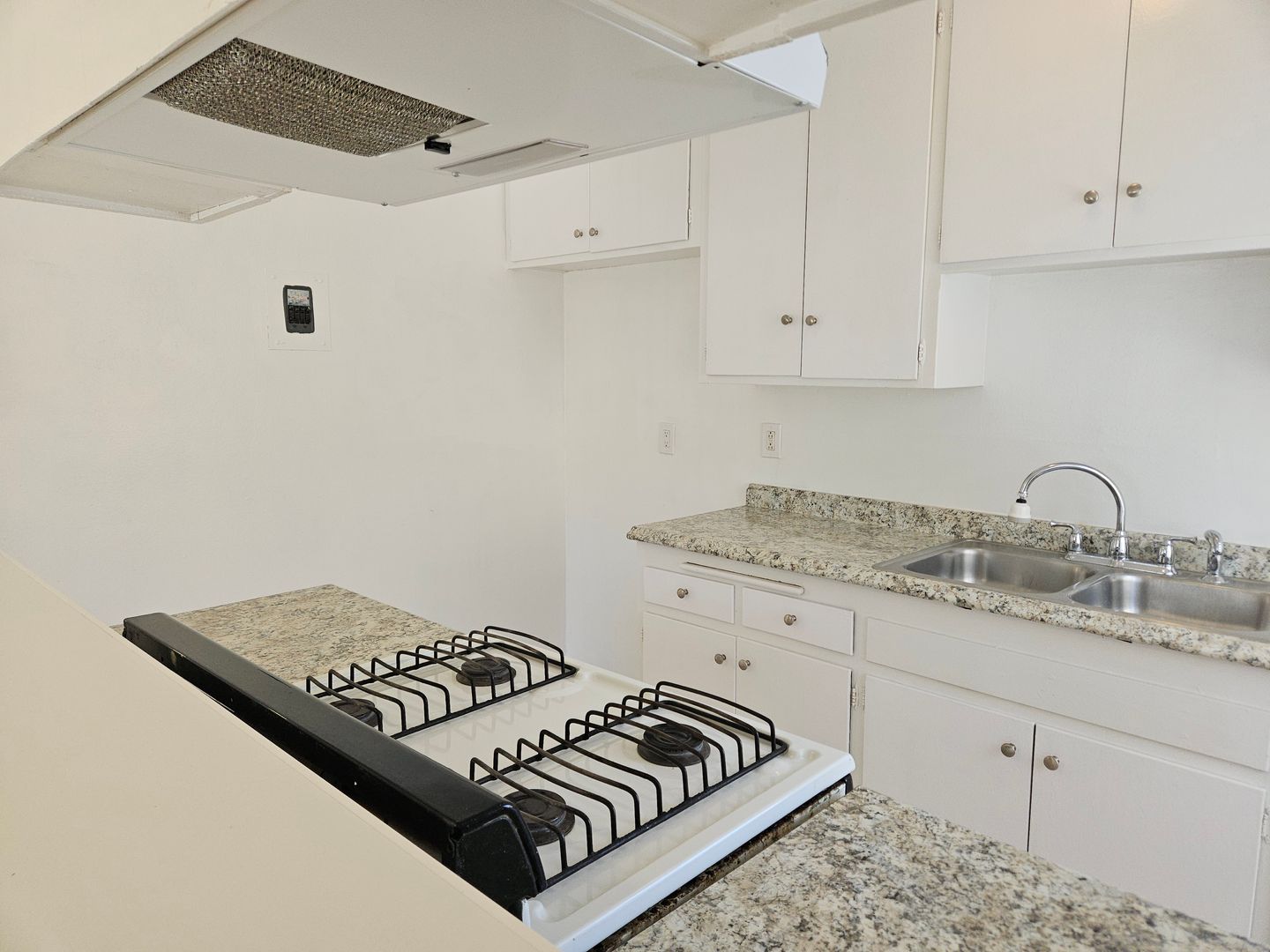 Fullerton Apartment: 1616 Picadilly Way