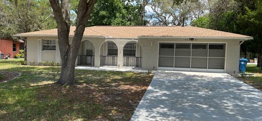 Beautuful 2 bedroom, 2 bath, 2 car garage rental home in Weeki Wachee!