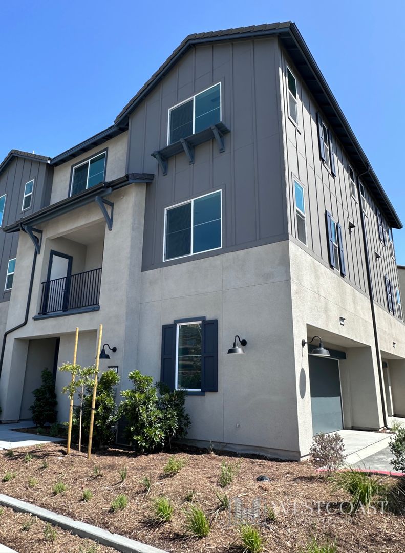 Eastvale House: 5954 Catskills Ct.