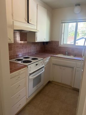 Aptos, Downstairs studio w/ full kitchen