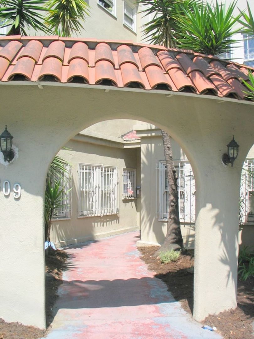 Oakland Apartment: 809 E. 28th Street