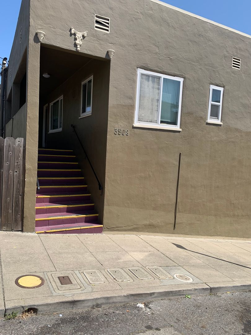 Oakland Apartment: 1468-1474 MacArthur Blvd. & 3508 Brighton Ave.