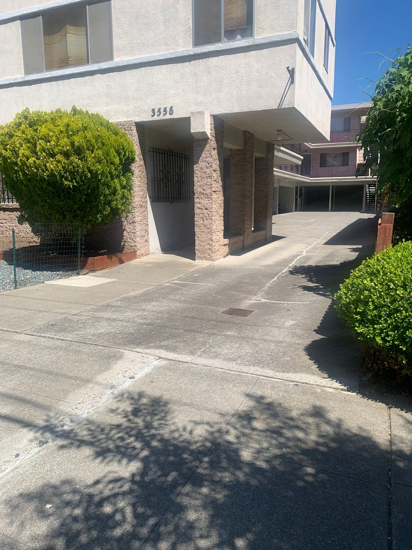 Oakland Apartment: 3556 Dimond Ave.