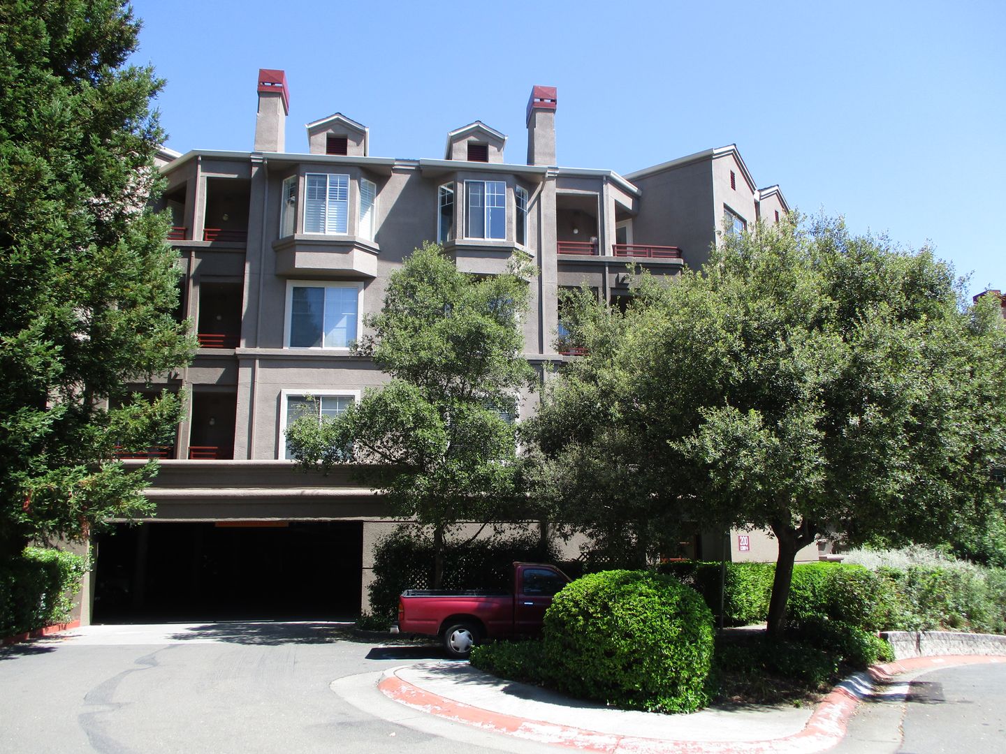 Oakland Condo: 200 Caldecott Ln #113
