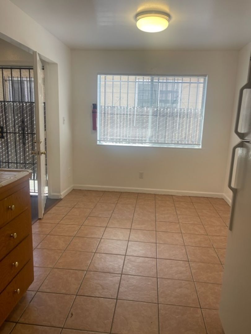 Oakland Apartment: 1144-1146 90th Avenue