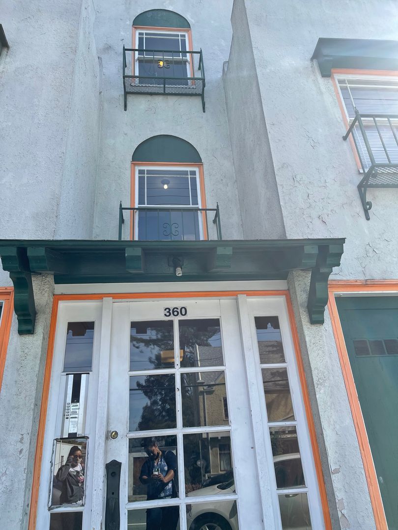 Oakland Apartment: 360 Oakland Ave.