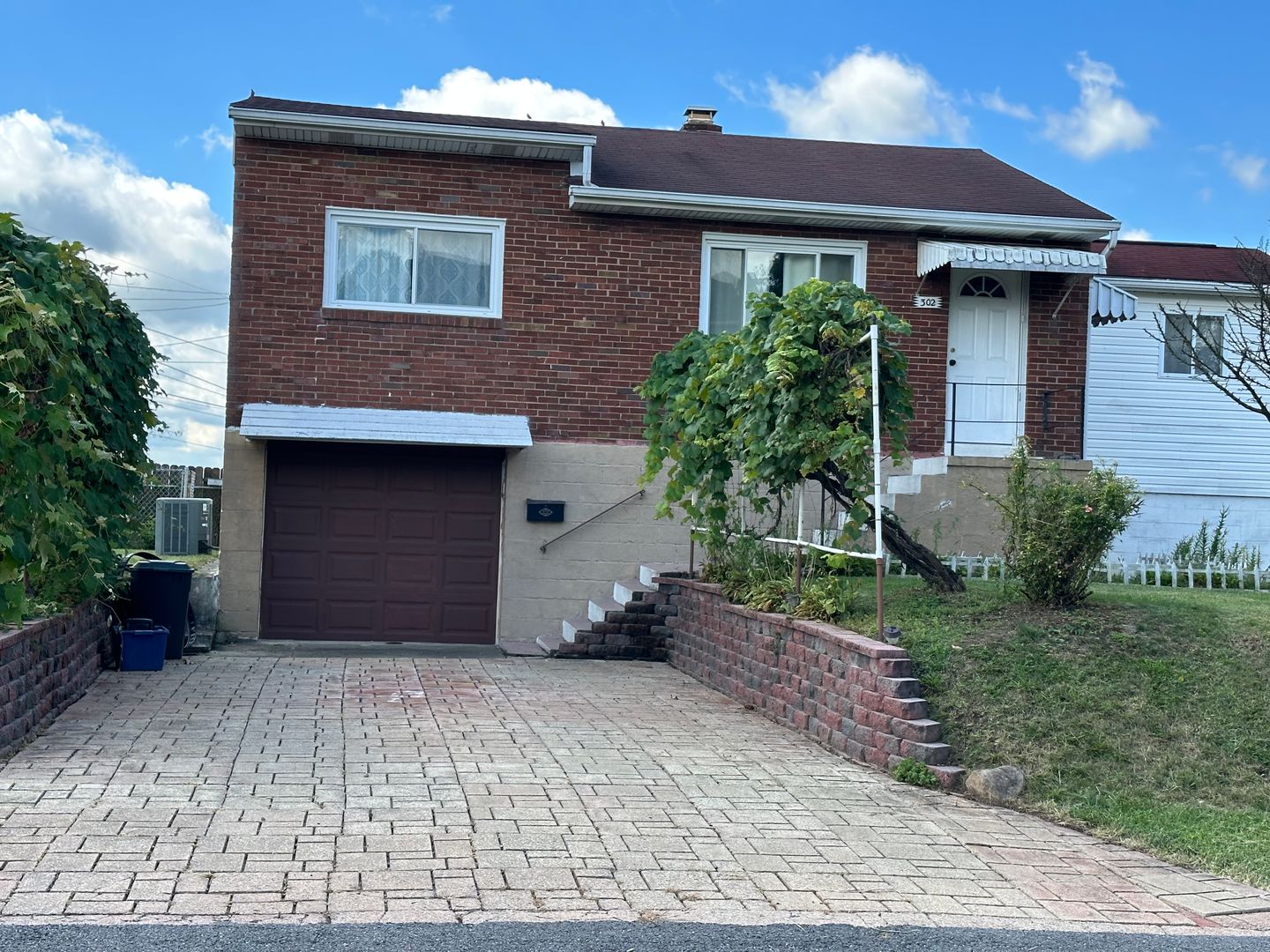 West Mifflin House: 302 Meadowlark Lane