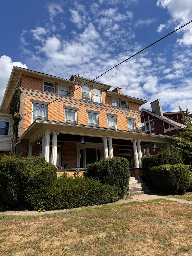 New Castle Apartment: 415 East Moody Ave