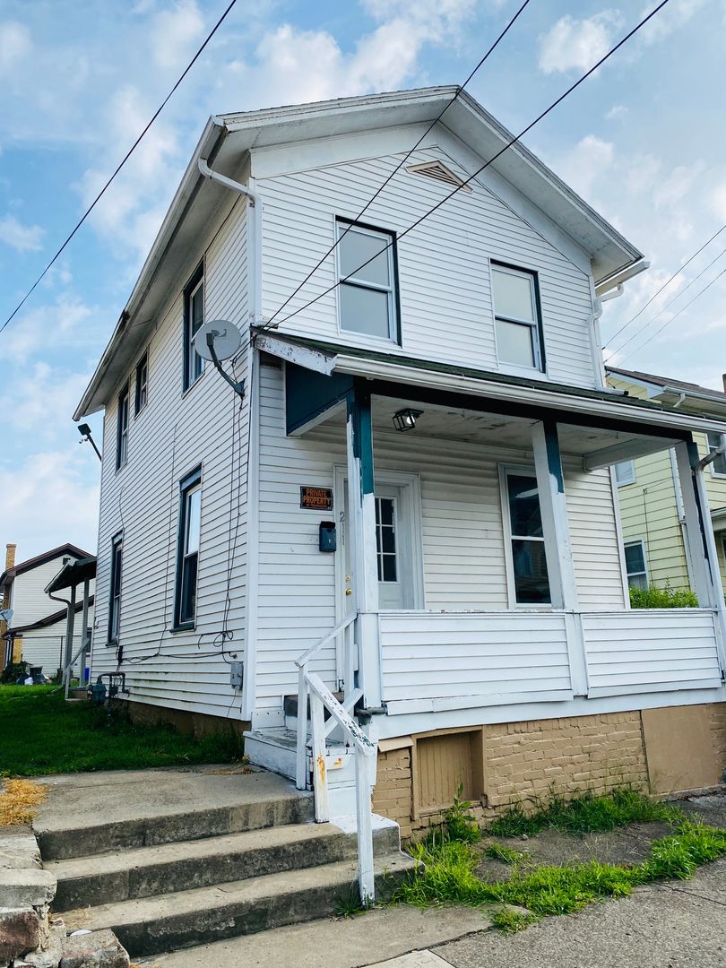 New Castle House: 211 E Home St