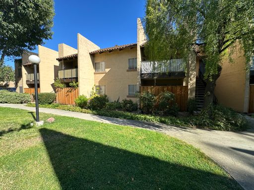 Gated community, downstairs 2 bedroom 1 bath Condo – photo 1