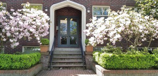 Charming 1 Bedroom 1 Bathroom Unit in Classic Cap Hill Building! – photo 1