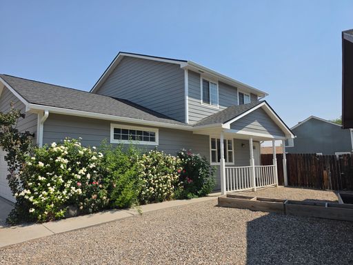 3 Bed/2 1/2 Bath single family home in Fruitvale – photo 1