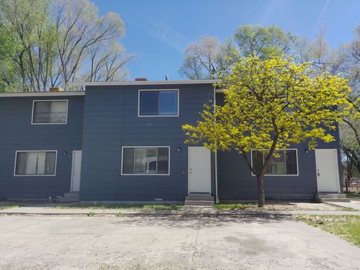 1212 Sq. ft. 2 bed/ 1 1/2 bath townhome