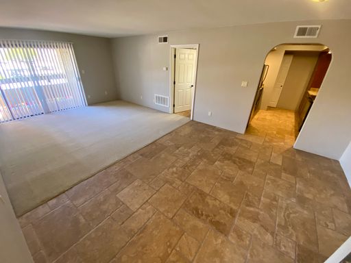 Spacious Upgraded One Bedroom Condo in Scottsdale – photo 1