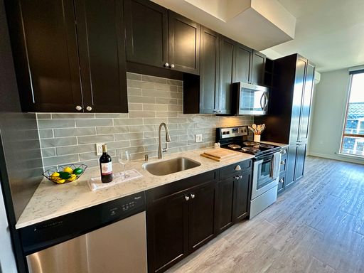 1mo Free! Top Floor 1-Bed w/Walk-In Closet, City View, A/C – photo 1