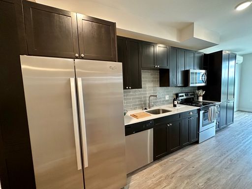 1-Bed w/AC, Walk in Closet – photo 1