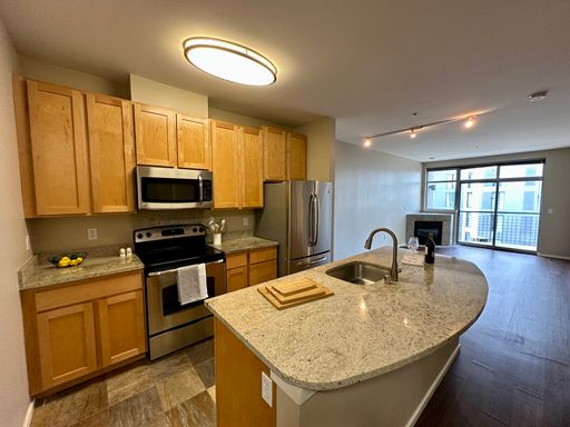 Top Floor 1-Bed w/Office, Laundry Room, Walk In Closet, Balcony, Fireplace! – photo 1