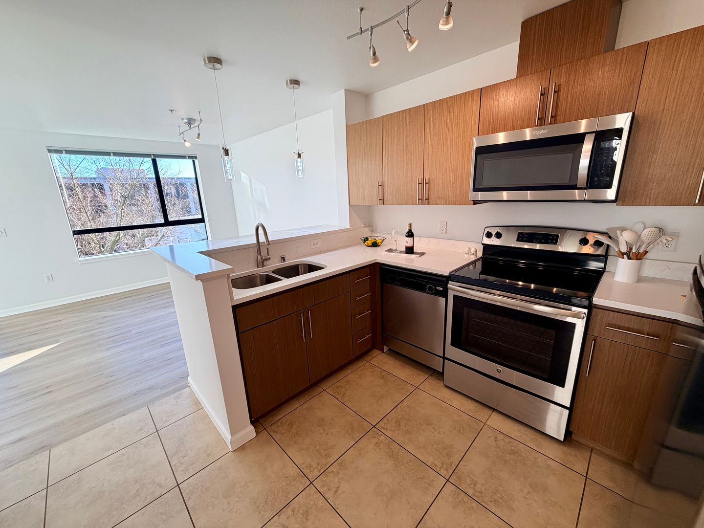 Seattle Apartment: 222 Queen Anne Ave N