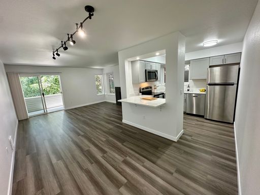 Renovated 2-bed with Washer/Dryer, Fireplace, Balcony, View – photo 1