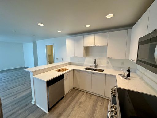 Huge 1-Bed with Powder Room, Patio – photo 1