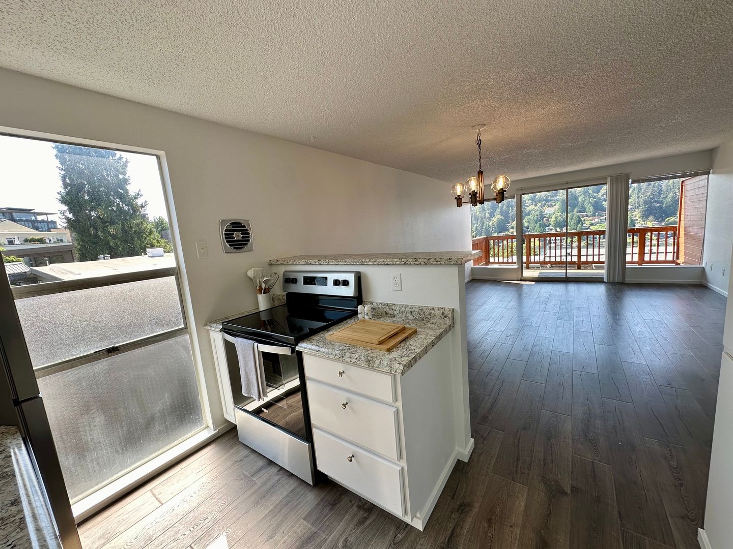 Bellevue Apartment: 9925 NE 1st St
