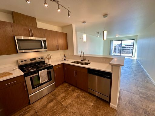 2Bed, 2Bath w/Balcony, Walk-In Closet, Parking Garage! – photo 1