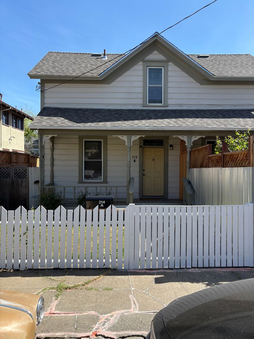 Petaluma Apartment: 214 Walnut Street