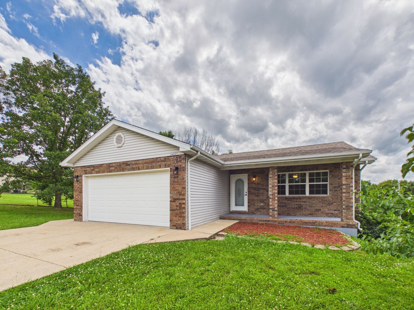 Waynesville House: 24625 Spencer Rd