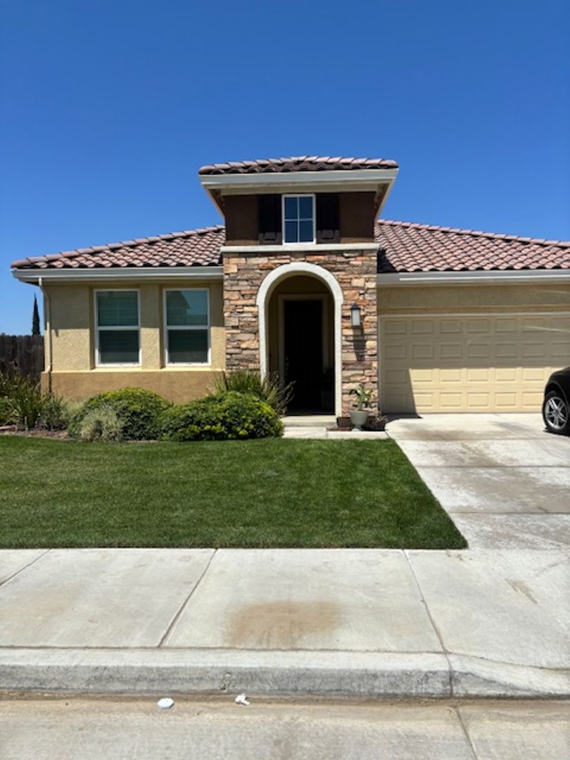 Los Banos House: 636 Pinelli Dr
