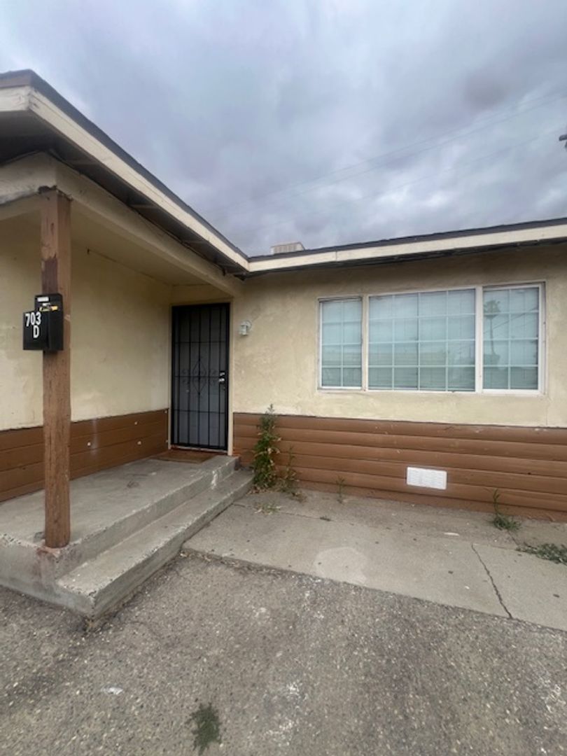 Los Banos Apartment: 703 Iowa Ave