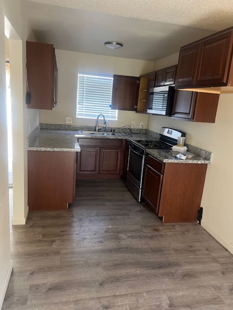 Los Banos Apartment: 703 Iowa Ave