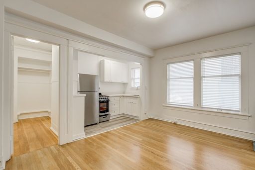 Gorgeous & Bright! Top Floor 1-Bedroom in Vintage Seattle Bldg. Walker's Paradise! – photo 1