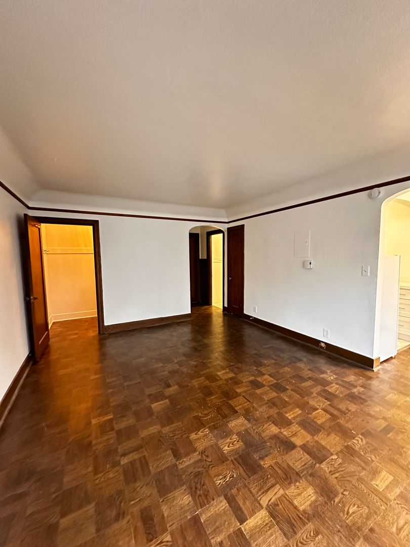 Seattle Apartment: 2933 2nd Ave