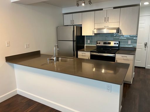 Modern 2BR in Ballard w/ private deck, in-unit laundry, dishwasher, PARKING AVAIL! – photo 1