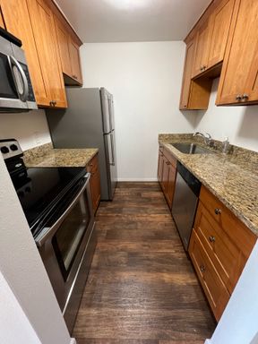 Spacious Unit with Balcony! W/D in unit! Pet Friendly! – photo 1