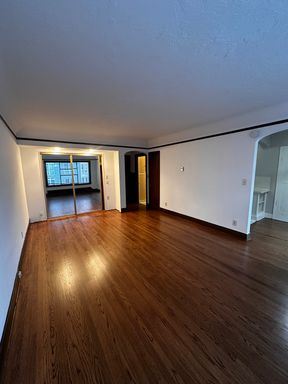 Charming Top Foor studio unit in Vintage Seattle Building. Short Walk Climate Pledge Arena and More!! – photo 1