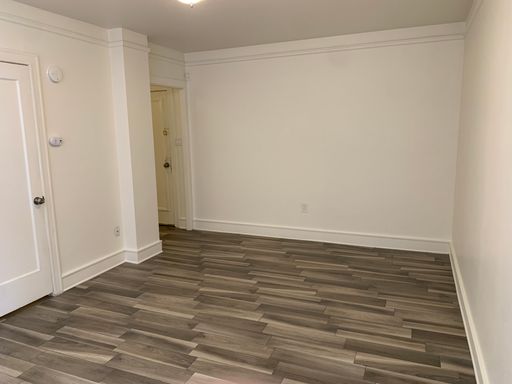 **ONE MONTH FREE RENT!!** UPDATED Studio in the heart of DOWNTOWN! Tons of space and storage! – photo 1