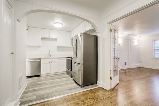Large STUDIO with charm and character! W/D in unit! – photo 1